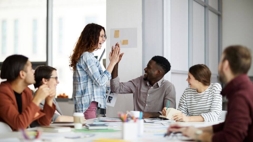 lavoro trattenere giovani conta piu clima dello stipendio