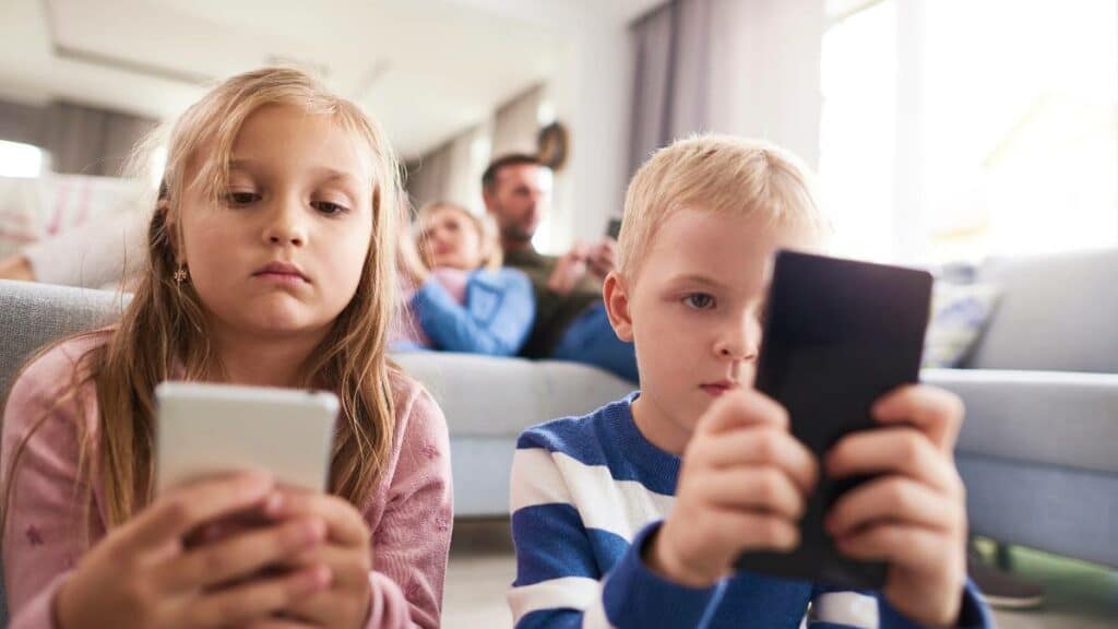 Digitale urge una regolamentazione per lo accesso ai bambini