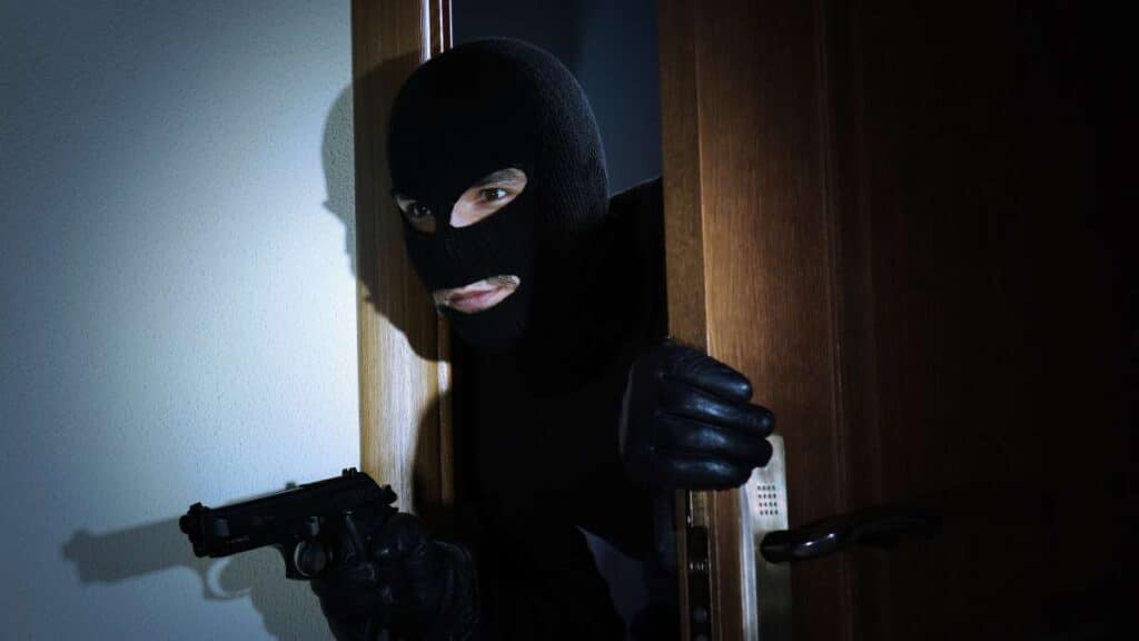 Violazione di domicilio - quando si configura il reato secondo la legge